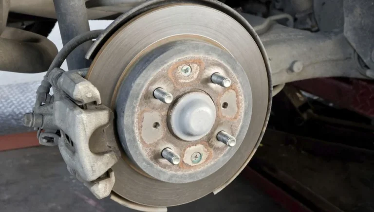 a close-up of a disc brake zblizenie tarcza hamulcowa